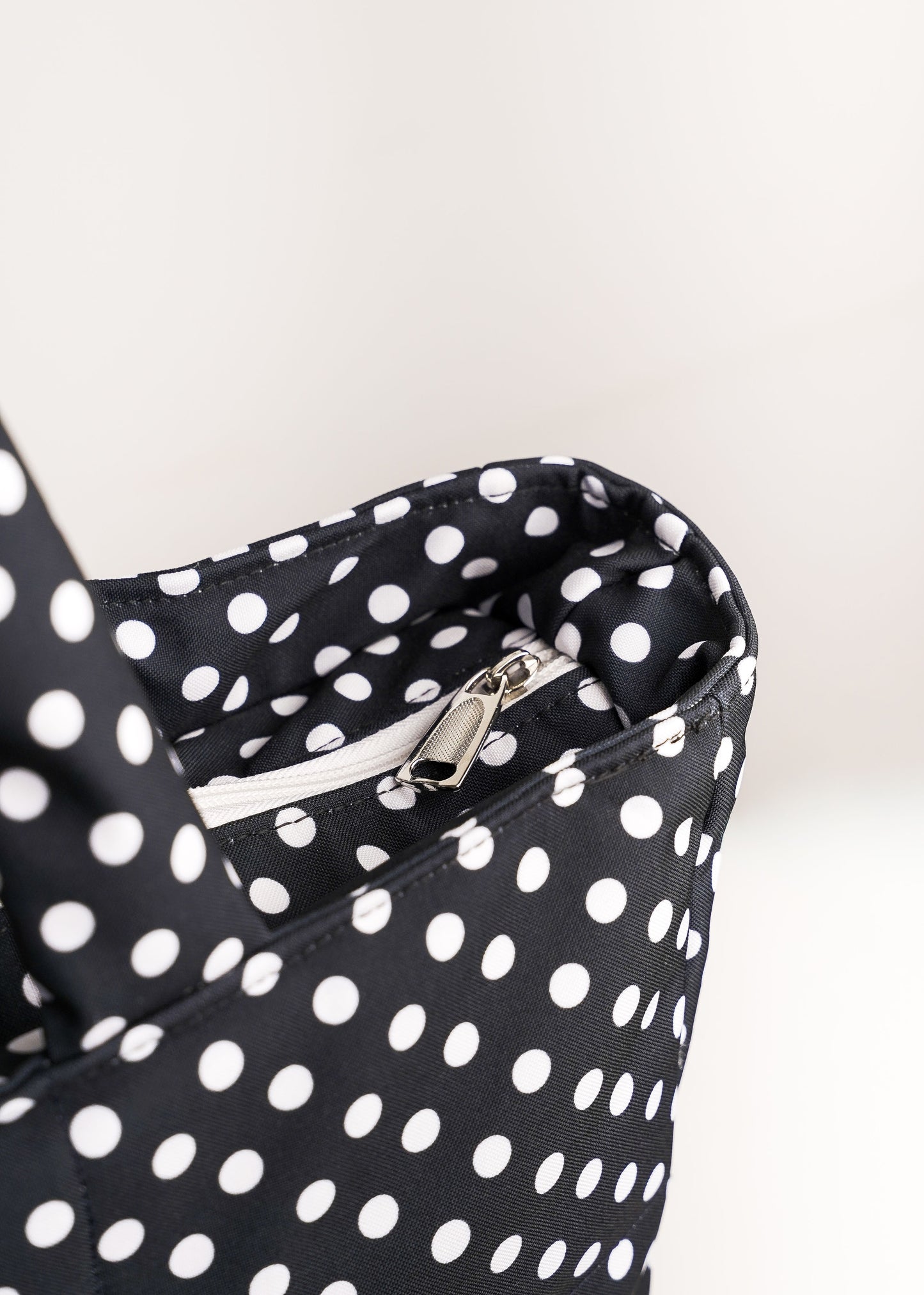 Puffer Ana lunares negro con blanco