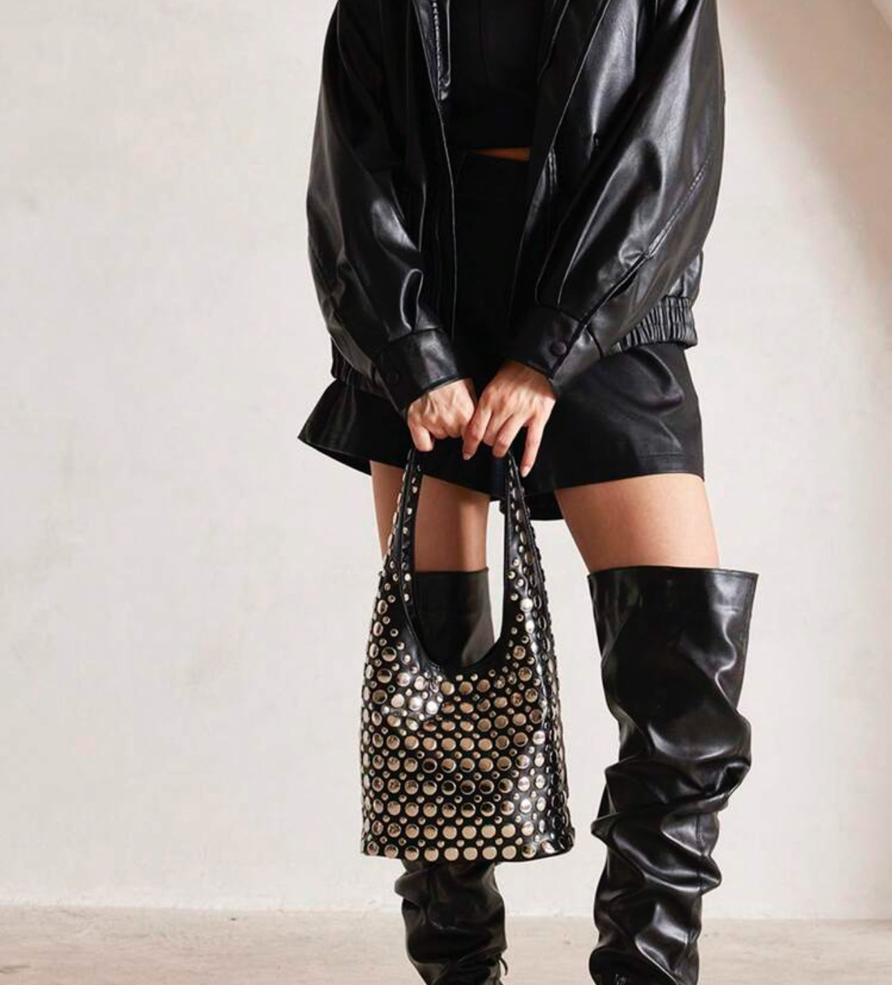 Bolso de tachuelas negro