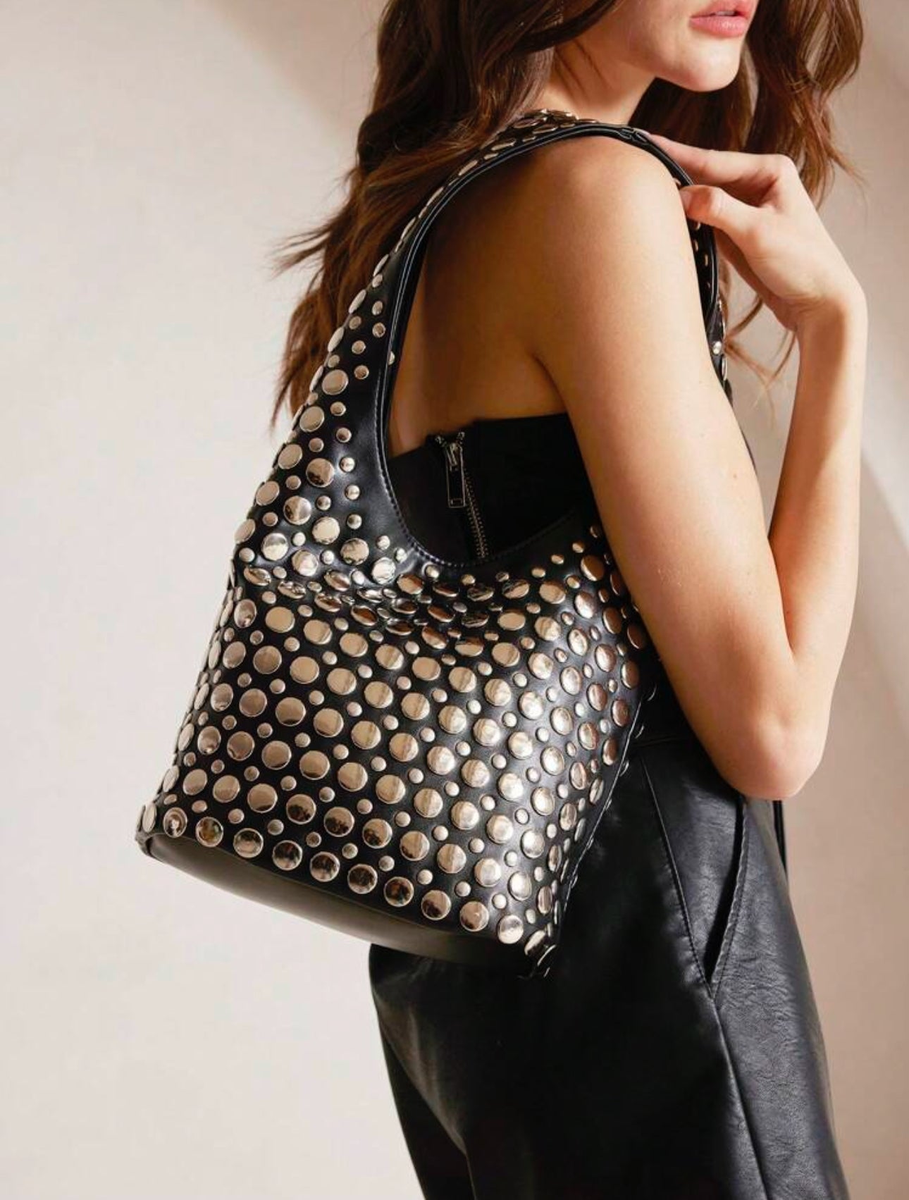 Bolso de tachuelas negro