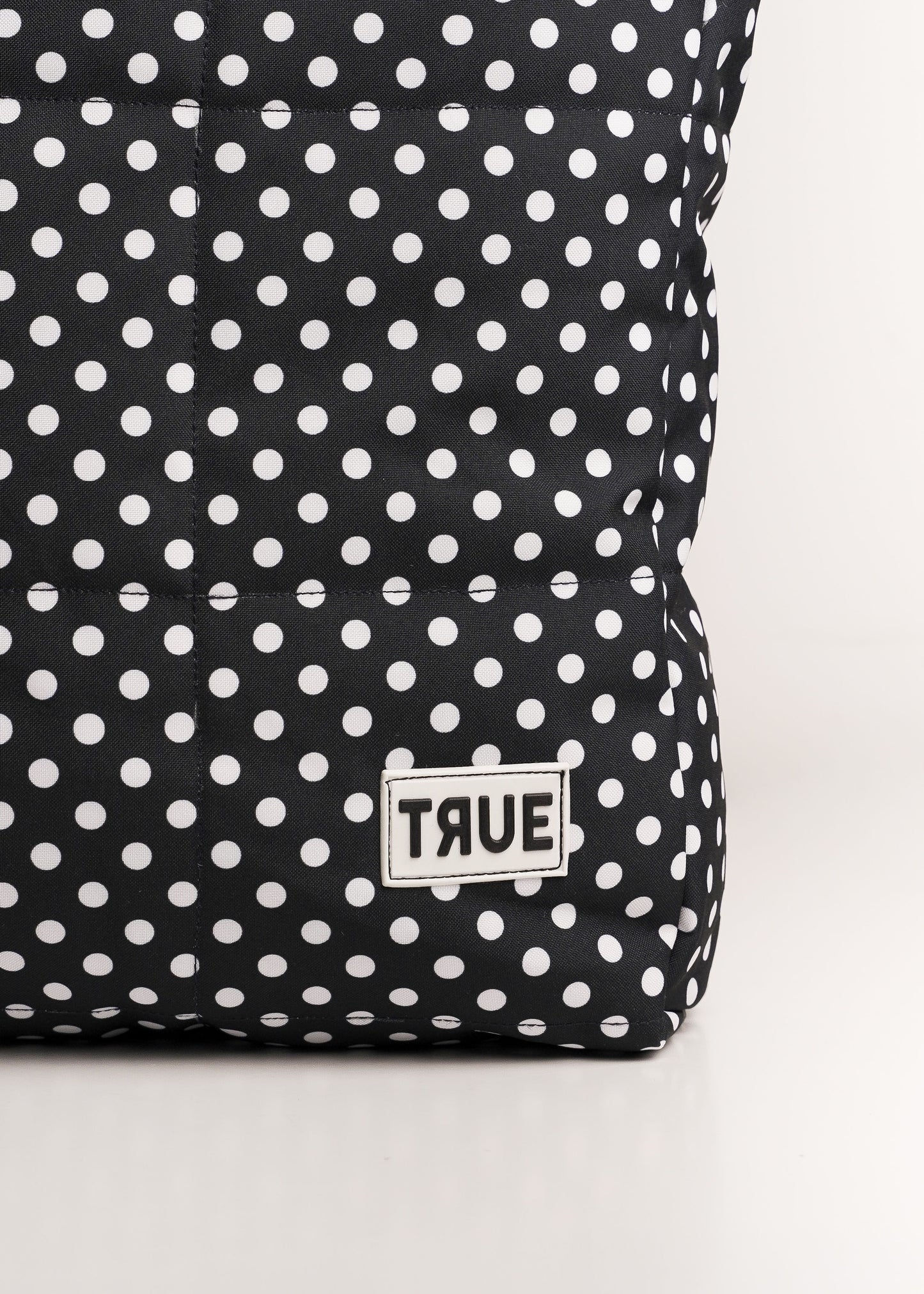Puffer Ana lunares negro con blanco